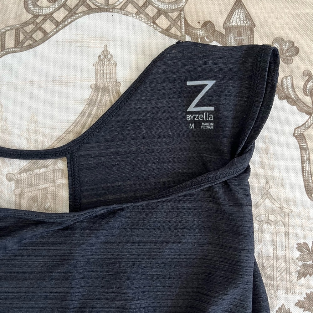 Elegant Black Sleeveless Top - Picture 3 of 3